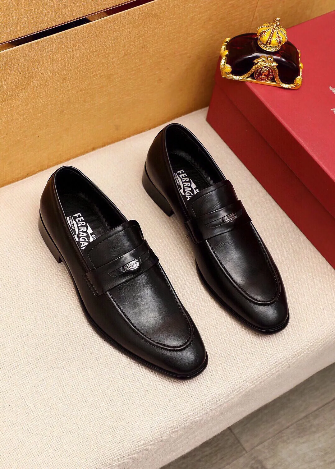 Men's shoes 💰520 💐 Product trademark: Ferragamo "Ferragamo" casual leather shoes Regular size: 38-44 (45🉑️customized) Product materials: Selected imported first-layer calfskin upper + original hardware buckle, imported water-dyed cowhide leather lining. Strong three-dimensional visual effect, combined outsole Color: 2⃣️colors available